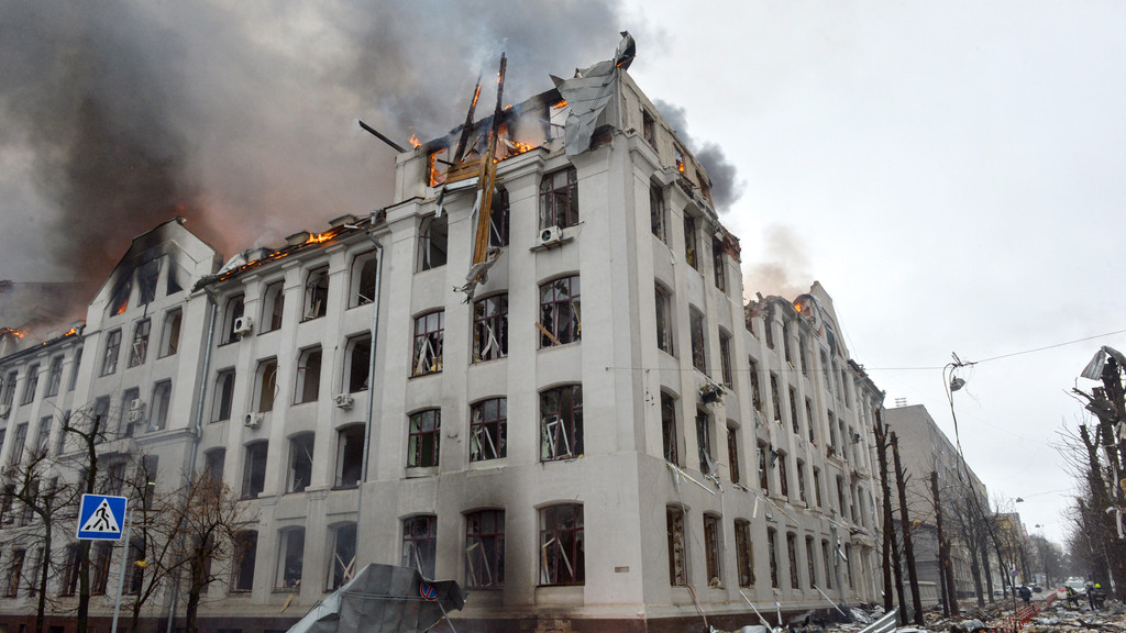 Ein zerstörtes Universitätsgebäude in Charkiw
