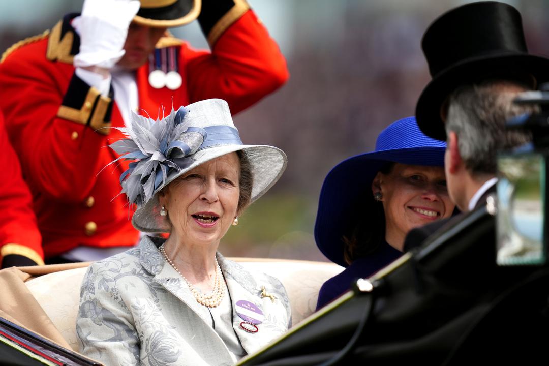 20.06.2024, Großbritannien, Ascot: Prinzessin Anne von Großbritannien sitzt in einer offenen Kutsche 