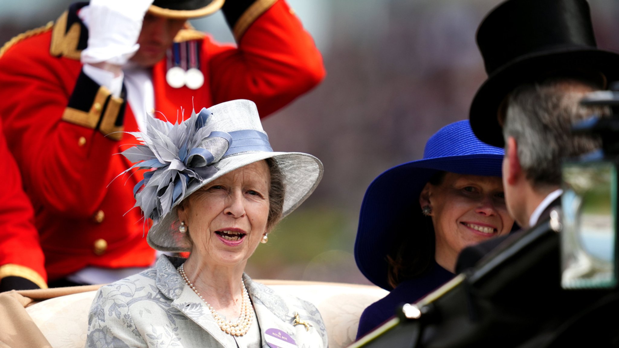 20.06.2024, Großbritannien, Ascot: Prinzessin Anne von Großbritannien sitzt in einer offenen Kutsche 