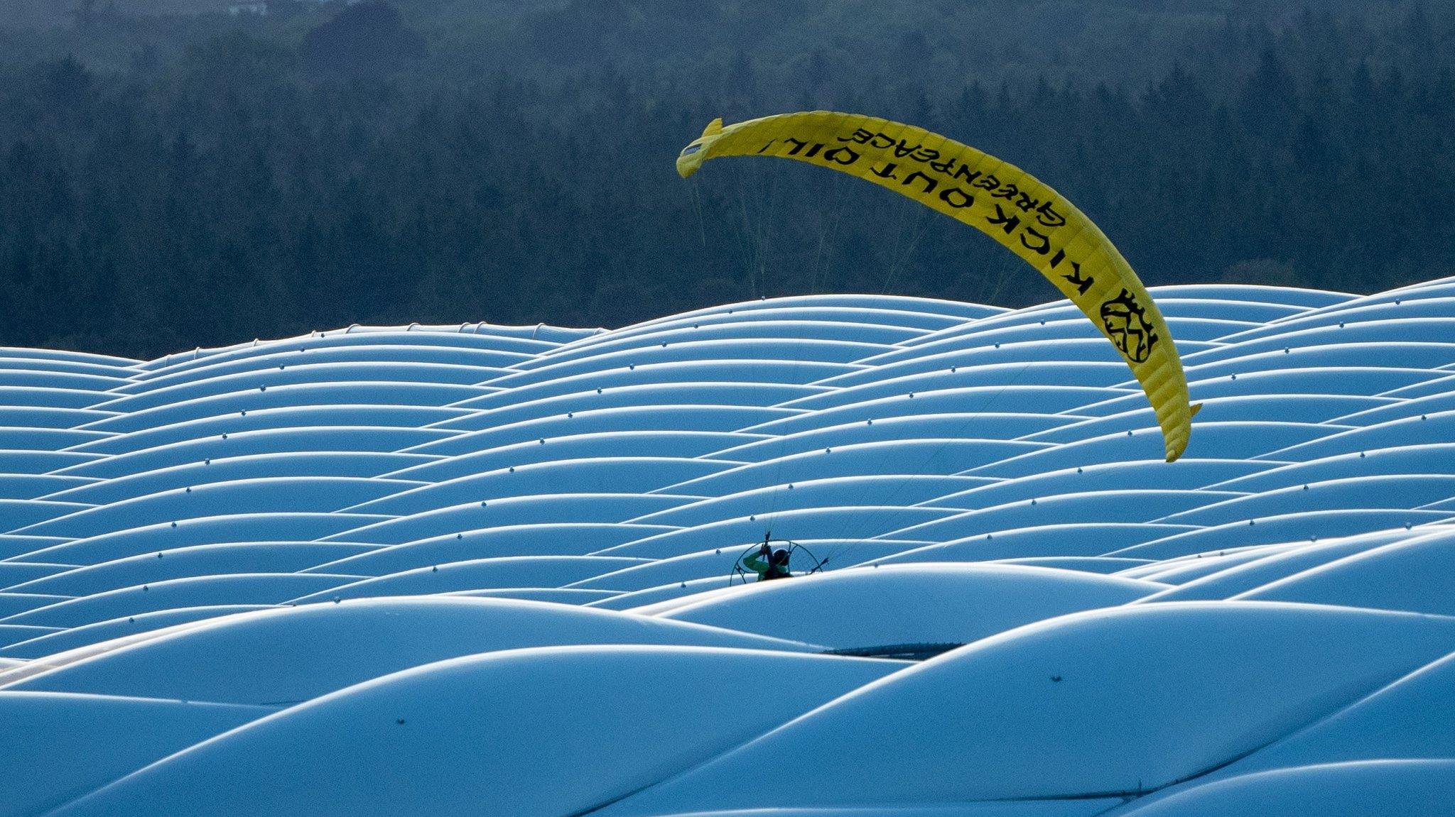 Ein Greenpeace-Aktivist stürzt beim EM-Spiel Deutschland-Ungarn ins Stadion