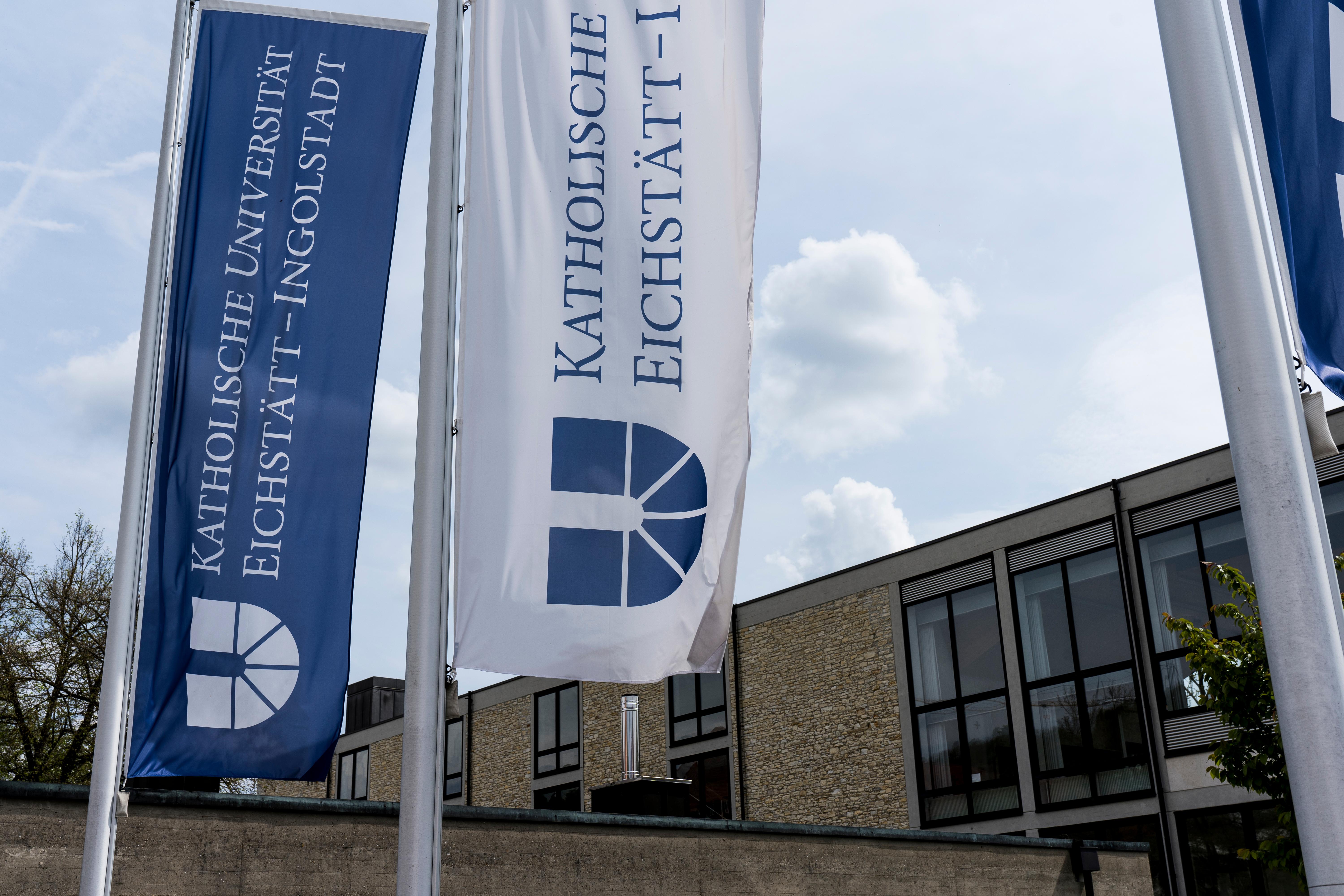 Fahnen vor der Uni Eichstätt