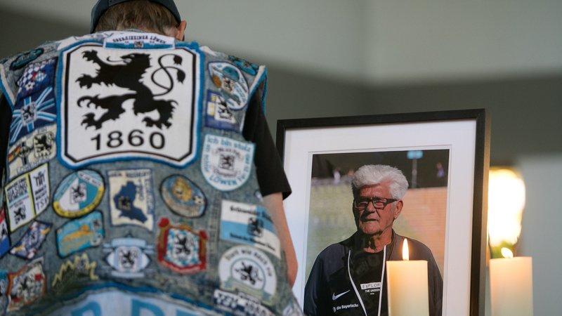 Trauer um Werner Lorant beim TSV 1860 München | Bild: picture alliance / SZ Photo | Florian Peljak Trauer um Werner Lorant beim TSV 1860 München