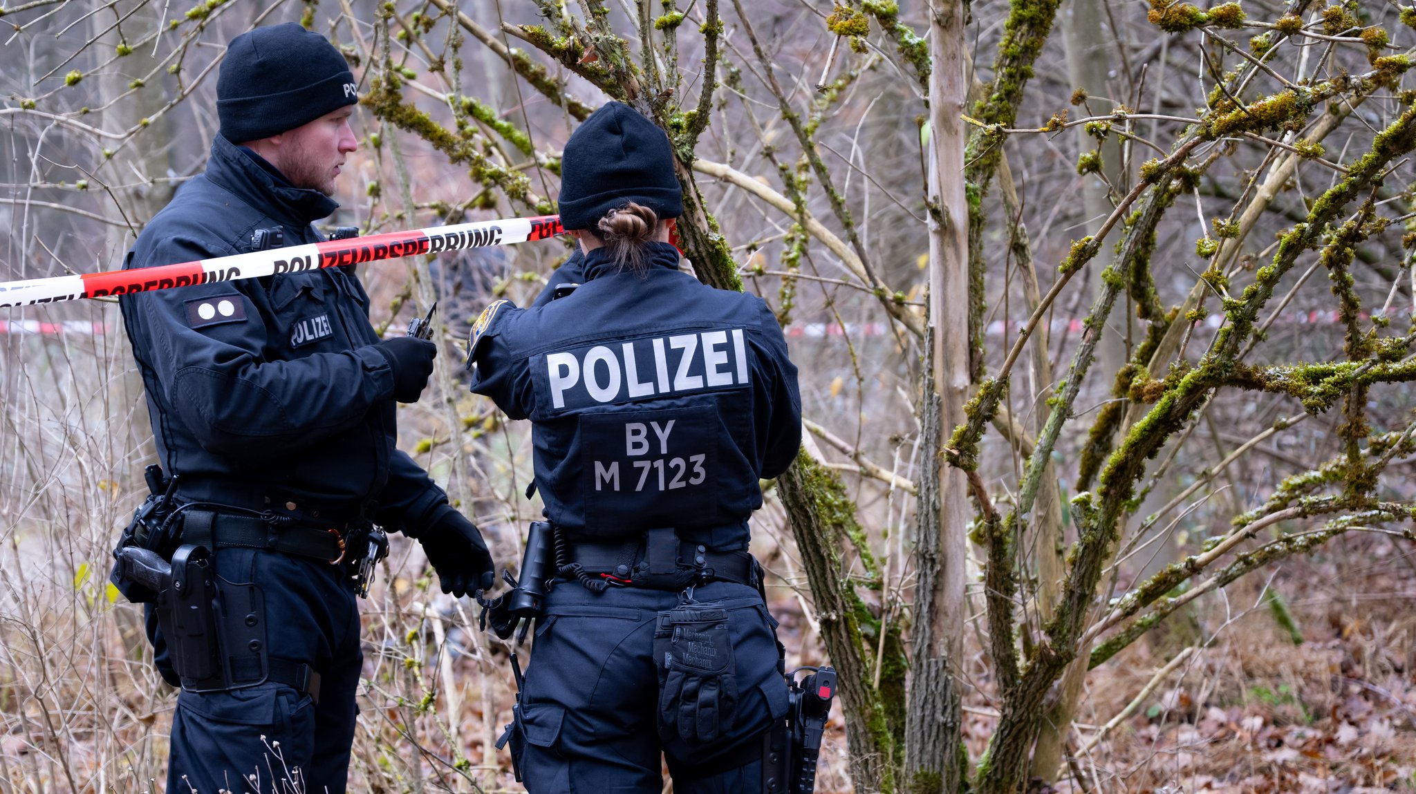 Tote Frau im Wald entdeckt – Spurensuche und Zeugenaufruf