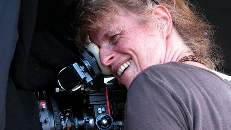 Man sieht Claire Simon 2013 bei den Dreharbeiten zu "Gare du Nord". | Bild: Sophie Dulac Distribution Man sieht Claire Simon 2013 bei den Dreharbeiten zu "Gare du Nord".