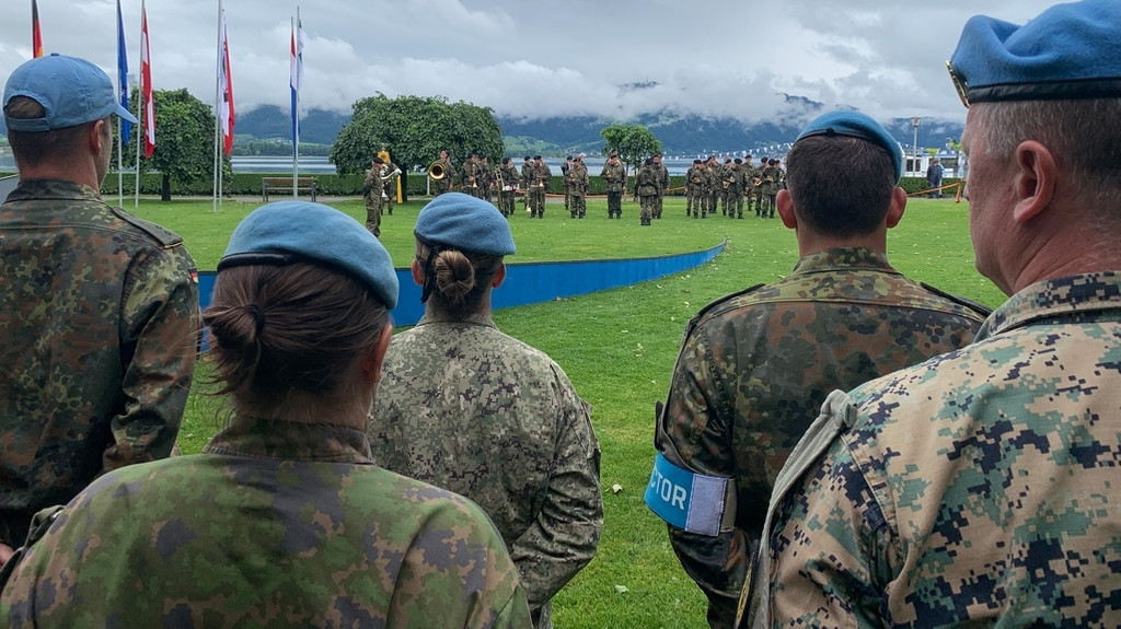 250 Soldatinnen und Soldaten beim Appell. 38 von ihnen werden zum UN-Beobachter ausgebildet.