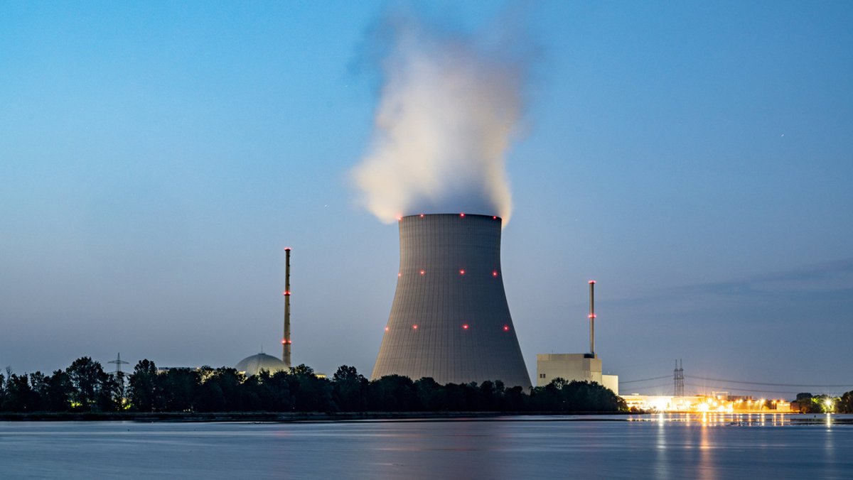 21.07.2022, Bayern, Essenbach: Wasserdampf steigt aus dem Kühlturm vom Atomkraftwerk (AKW) Isar 2.
