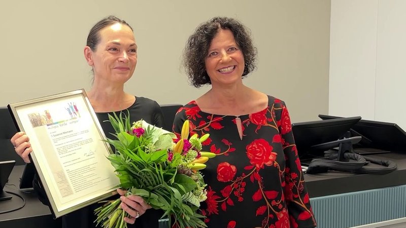 Susa Niemann (links im Bild) hat für ihre Zivilcourage den Bürgerpreis der Stadt Aschaffenburg erhalten. | Bild: BR/Barbara Ecke Susa Niemann (links im Bild) hat für ihre Zivilcourage den Bürgerpreis der Stadt Aschaffenburg erhalten.