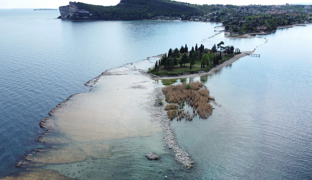 An der Isola di San Biagio im Gardasee sieht man von oben das extreme Niedrigwasser