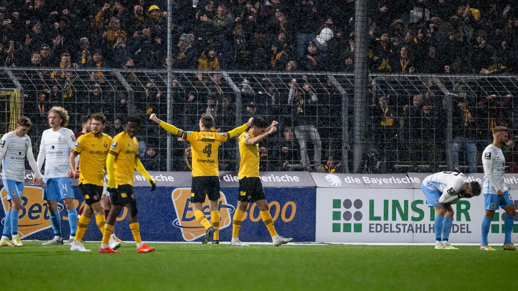 3. Liga: Dynamo Dresden jubelt im Grünwalder Stadion. Die Spieler vom TSV 1860 München lassen enttäuscht die Köpfe hängen.