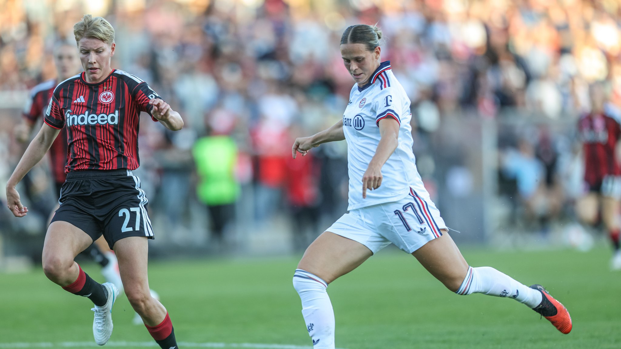 Spielszene Eintracht Frankfurt - FC Bayern Frauen mit Klara Bühl (r.)