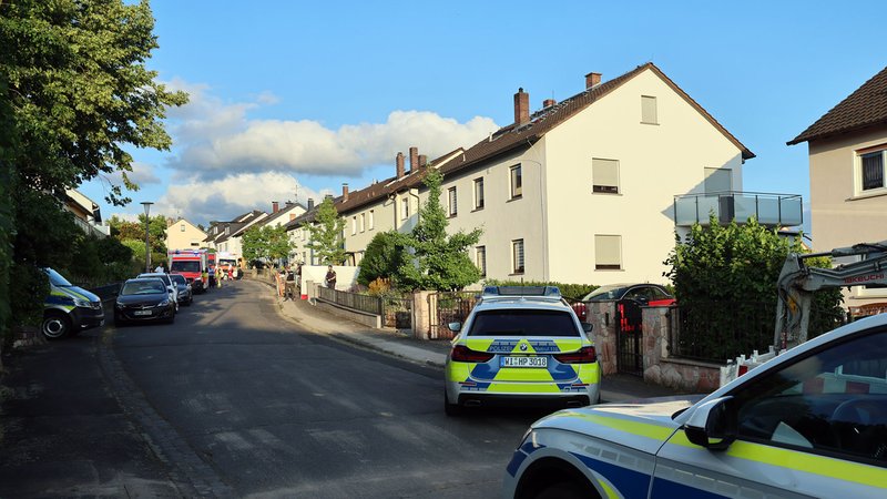 Großeinsatz in Alzenau: Ein getrennt lebender Ehemann soll zwei seine Frau und deren Schwester getötet haben. | Bild: Ralf Hettler Großeinsatz in Alzenau: Ein getrennt lebender Ehemann soll zwei seine Frau und deren Schwester getötet haben.