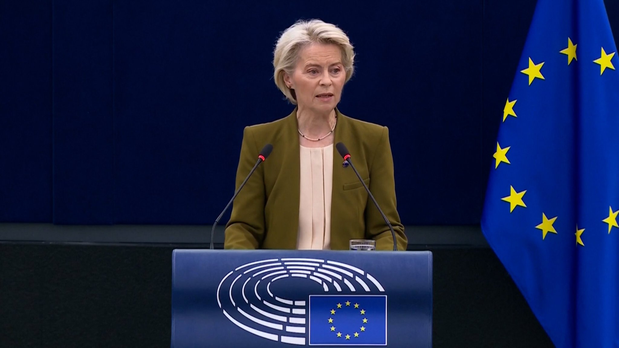 Ursula von der Leyen hält ihre "Rede zur Lage der Union" | Bild: BR Ursula von der Leyen hält ihre "Rede zur Lage der Union"