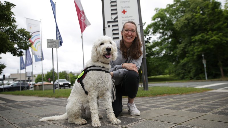 Therapiehund Mira und Besitzerin Birgit Girg vor dem Südklinikum Nürnberg. | Bild: BR / Isabel Pogner Therapiehund Mira und Besitzerin Birgit Girg vor dem Südklinikum Nürnberg.