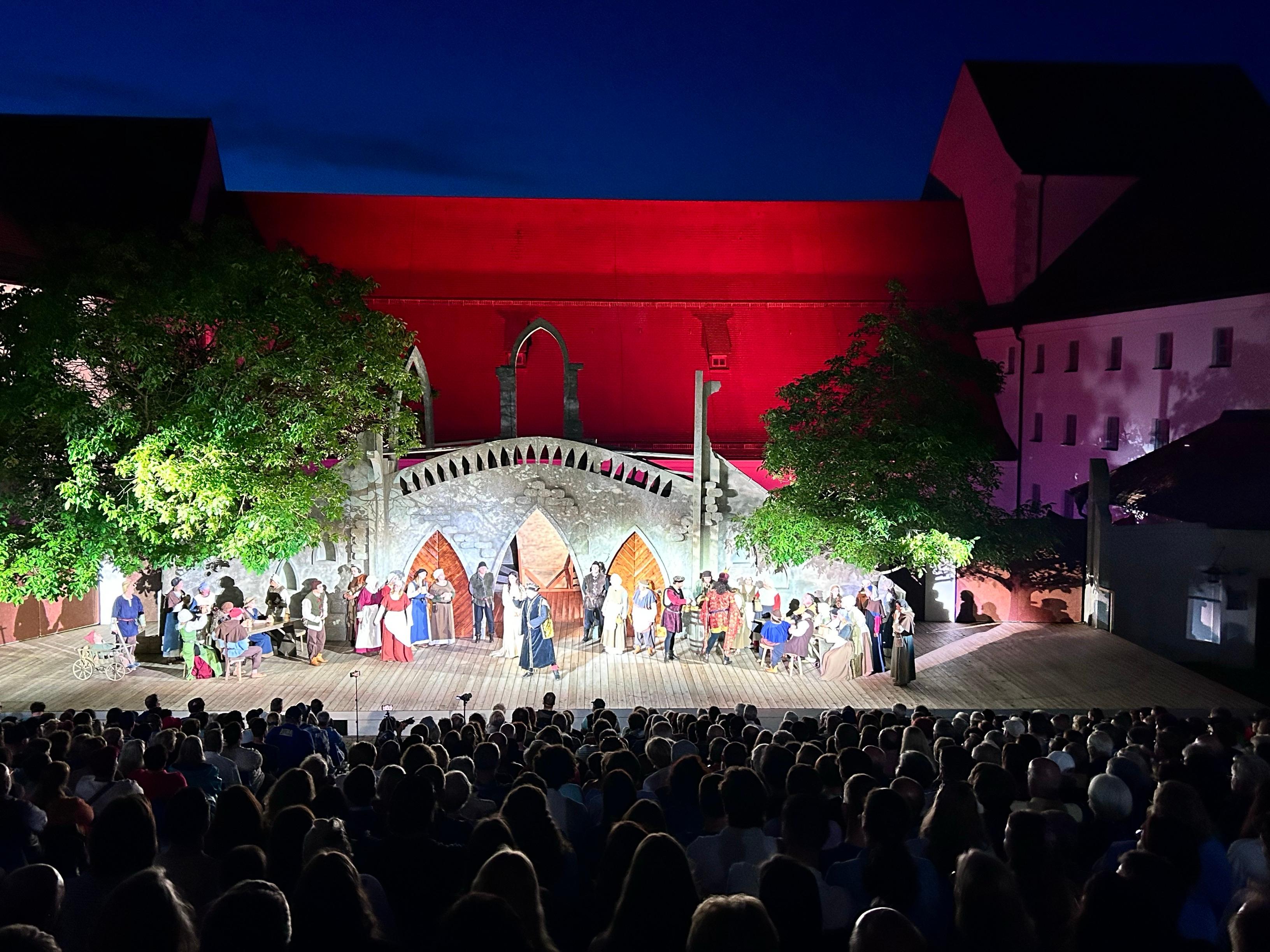Agnes-Bernauer-Aufführung vor Publikum im Straubinger Schlosshof