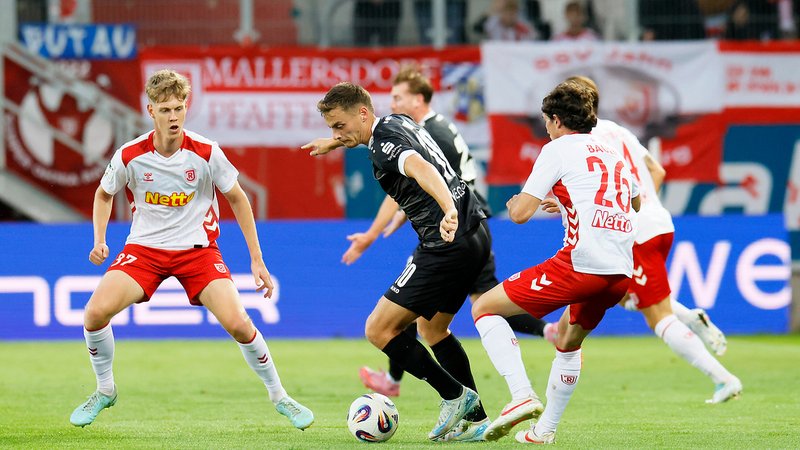 Jahn Regensburg - Rot-Weiss Essen am 12.09.2025 | Bild: picture alliance / Markus Endberg | Markus Endberg Jahn Regensburg - Rot-Weiss Essen am 12.09.2025