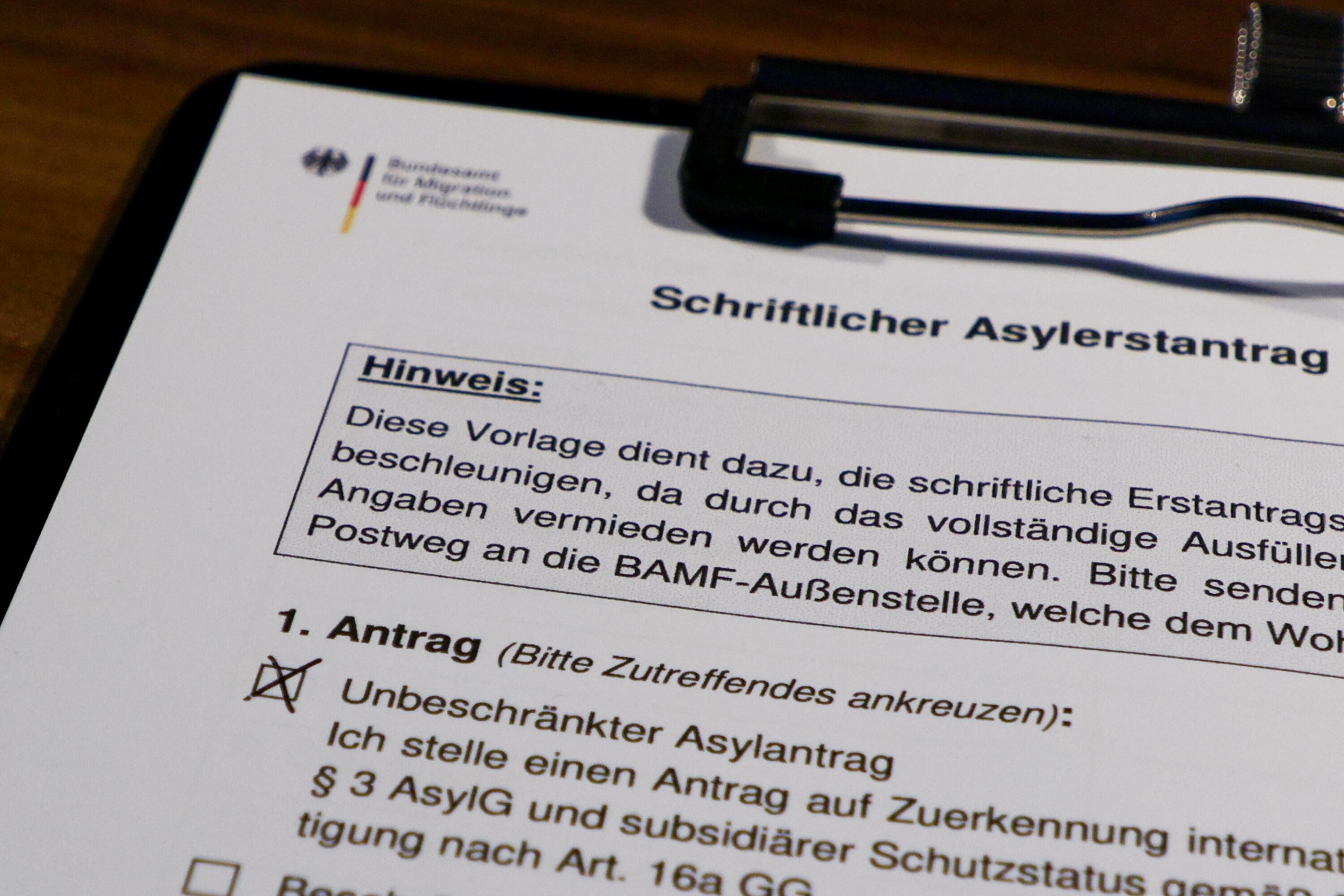 Ein Formular für einen Erstantrag auf Asyl, Asylantrag, Antragsformular, angekreuzt ist das Feld Unbeschränkter Asylantrag, unbeschränktes Asyl, Schriftlicher Asylerstantrag, 19.02.2025,