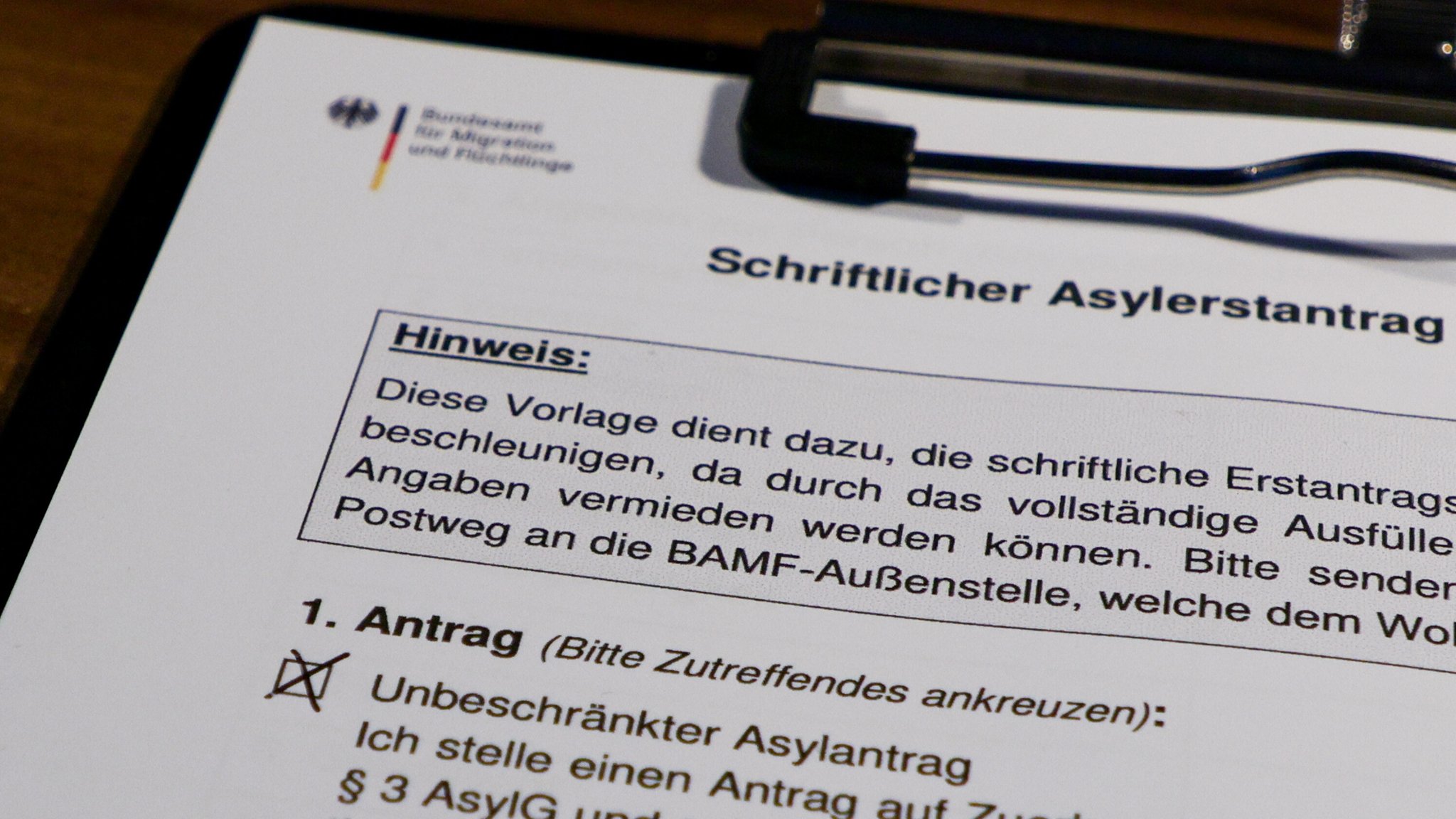 Ein Formular für einen Erstantrag auf Asyl, Asylantrag, Antragsformular, angekreuzt ist das Feld Unbeschränkter Asylantrag, unbeschränktes Asyl, Schriftlicher Asylerstantrag, 19.02.2025,