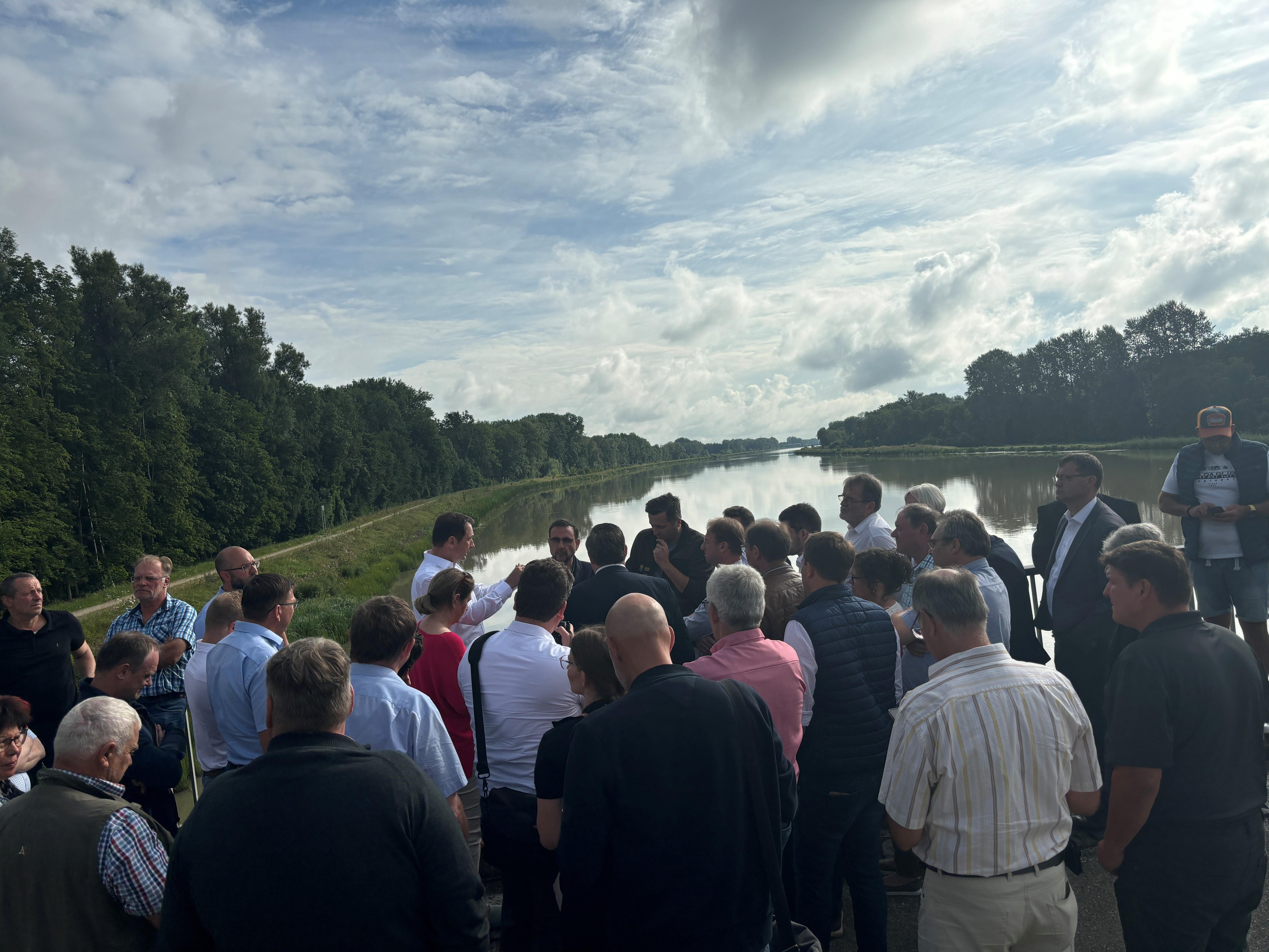 CSU-Fraktionschef Klaus Holetschek in einer Menschengruppe auf einer Donau-Brücke. 