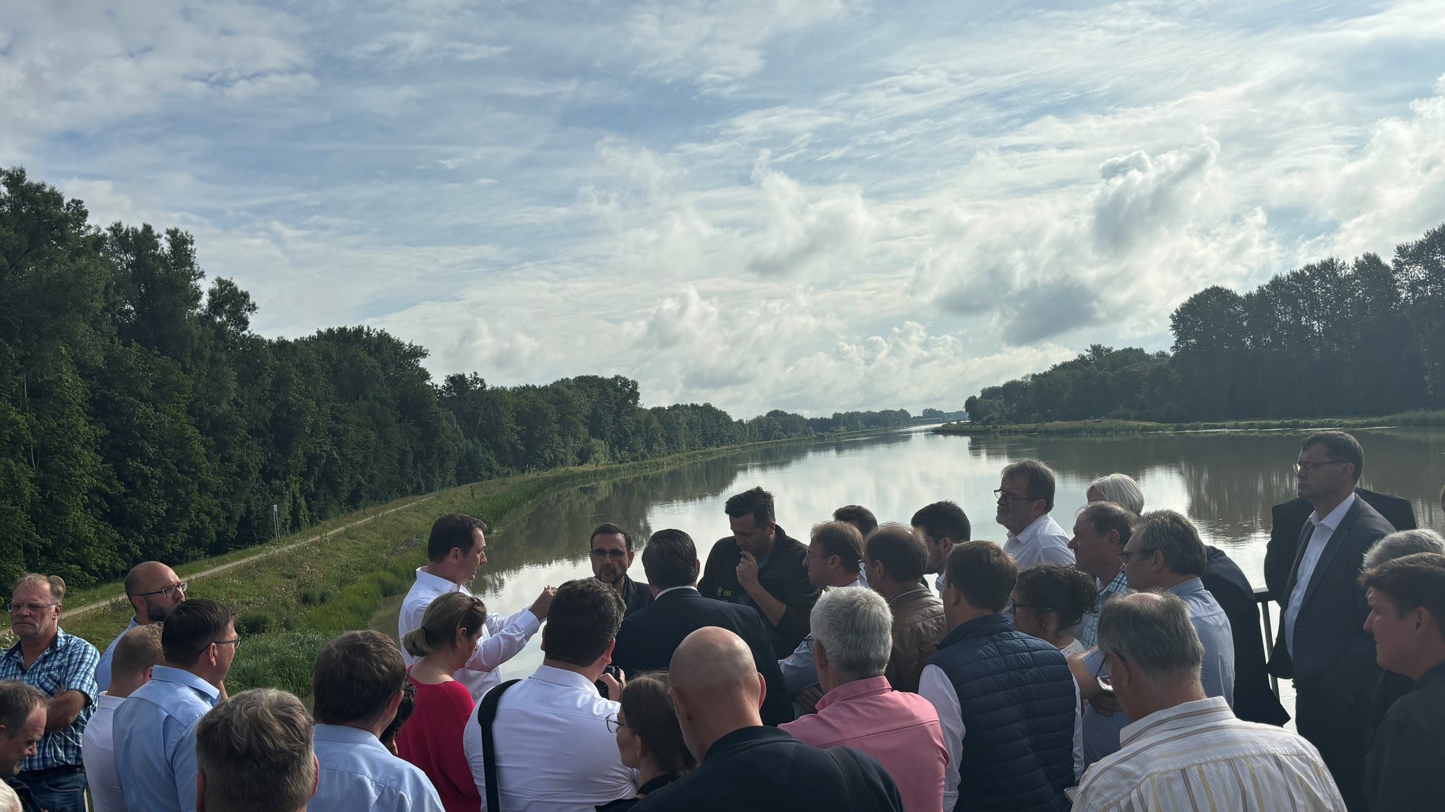 CSU-Fraktionschef Klaus Holetschek in einer Menschengruppe auf einer Donau-Brücke. 