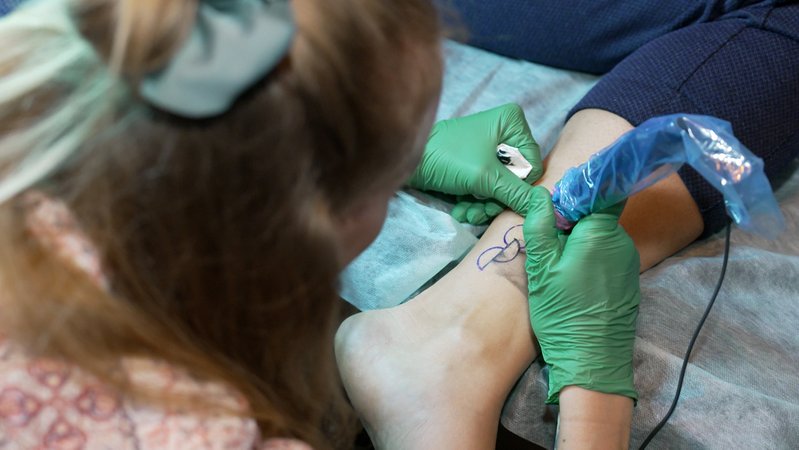 Tätowiererin sticht Organspender-Tattoo auf Fußknöchel | Bild: BR Tätowiererin sticht Organspender-Tattoo auf Fußknöchel