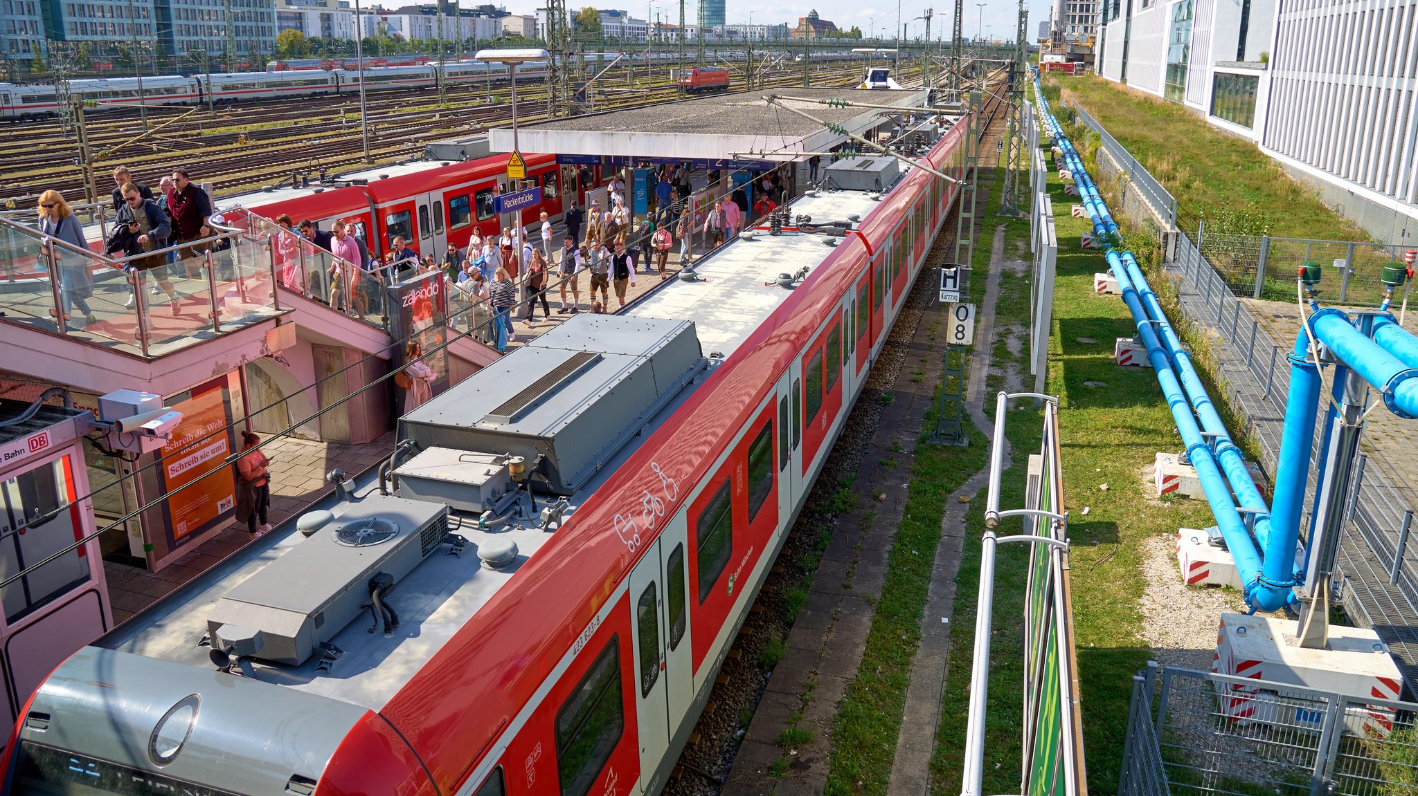 S-Bahnen und Fahrgäste an der Hackerbrücke in München (Symbolbild)