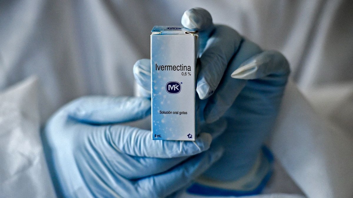 İnsanlar parazit ilacı olan İvermectin kullanarak kendilerini zehirliyorlar. | Bild: Luis Robayo / AFP İnsanlar parazit ilacı olan İvermectin kullanarak kendilerini zehirliyorlar.