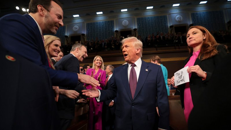 04.03.2025, USA, Washington: US-Präsident Donald Trump kommt an, um vor einer gemeinsamen Sitzung des Kongresses im Kapitol in Washington zu sprechen. | Bild: dpa-Bildfunk/Win McNamee 04.03.2025, USA, Washington: US-Präsident Donald Trump kommt an, um vor einer gemeinsamen Sitzung des Kongresses im Kapitol in Washington zu sprechen.