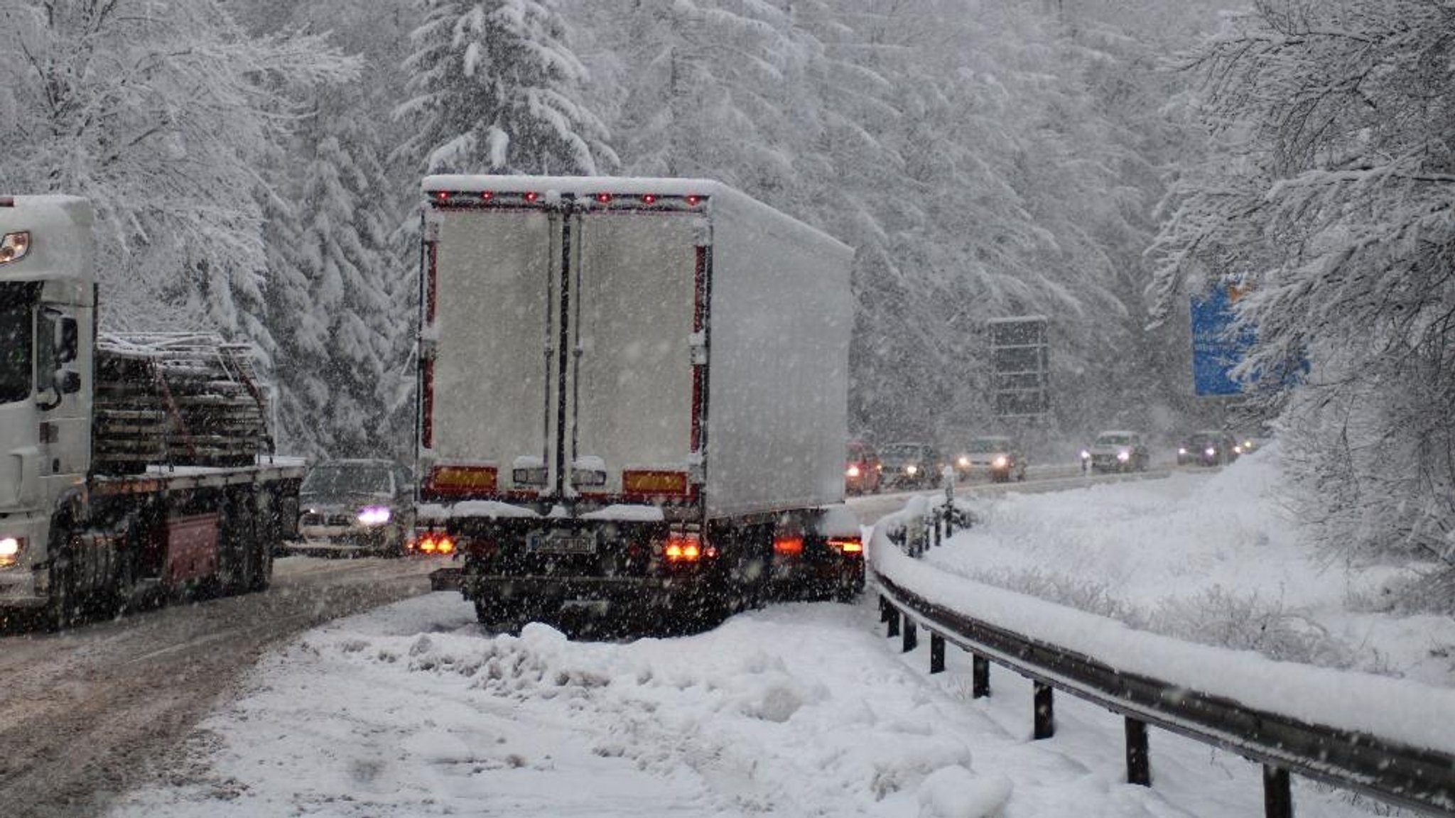 Behinderungen durch Schnee in Ostbayern - auch Schulausfälle