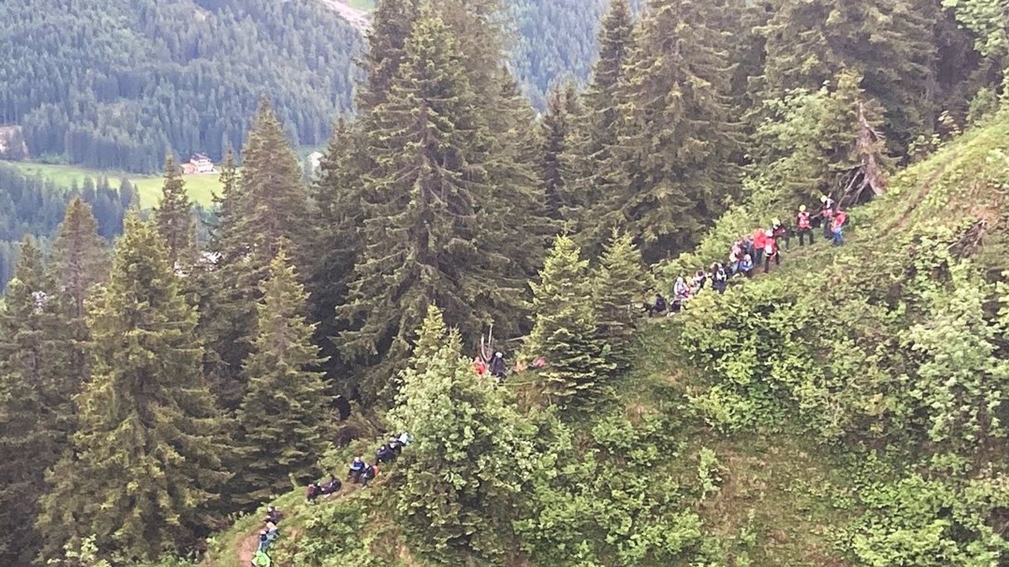 8.6.2022, Österreich, Mittelberg: Schüler und eine Lehrergruppe im österreichischen Kleinwalsertal. Mehr als 100 Schüler und Lehrer aus Deutschland sind im österreichischen Kleinwalsertal mit Hubschraubern aus Bergnot gerettet worden.