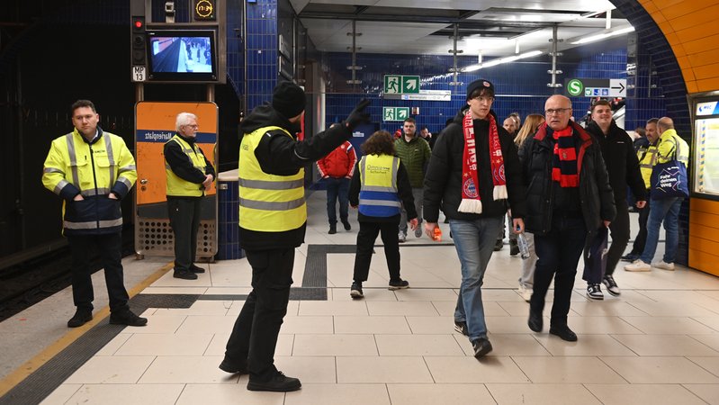 Am 11. Februar war es gelungen, dass die U6 regelmäßig unterwegs war. | Bild: picture alliance / SZ Photo | Stephan Rumpf Am 11. Februar war es gelungen, dass die U6 regelmäßig unterwegs war.