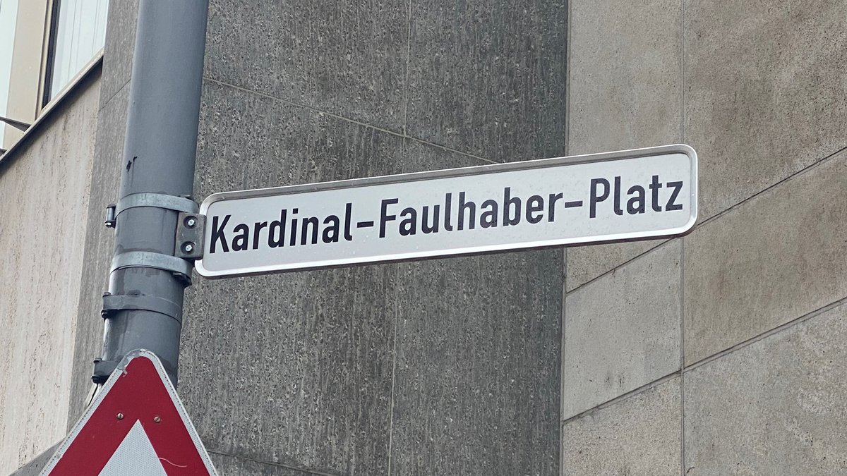Straßenschild "Kardinal-Faulhaber-Platz" in Würzburg
