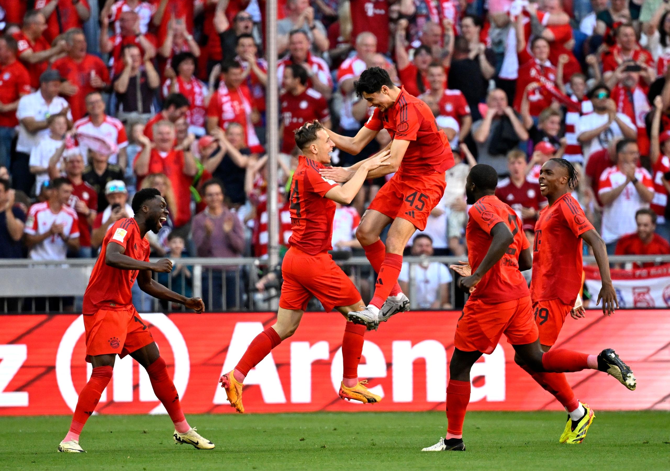  Torjubel Aleksandar Pavlovic FC Bayern Muenchen FCB (45) Alphonso Davies Bayern FC Muenchen FCB (19) Dayot Upamecano FC Bayern Muenchen FCB (02) Mathys Tel FC Bayern Muenchen FCB