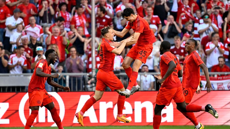 Torjubel Aleksandar Pavlovic FC Bayern Muenchen FCB (45) Alphonso Davies Bayern FC Muenchen FCB (19) Dayot Upamecano FC Bayern Muenchen FCB (02) Mathys Tel FC Bayern Muenchen FCB | Bild: picture alliance / Eibner-Pressefoto | Weber/ Eibner-Pressefoto Torjubel Aleksandar Pavlovic FC Bayern Muenchen FCB (45) Alphonso Davies Bayern FC Muenchen FCB (19) Dayot Upamecano FC Bayern Muenchen FCB (02) Mathys Tel FC Bayern Muenchen FCB
