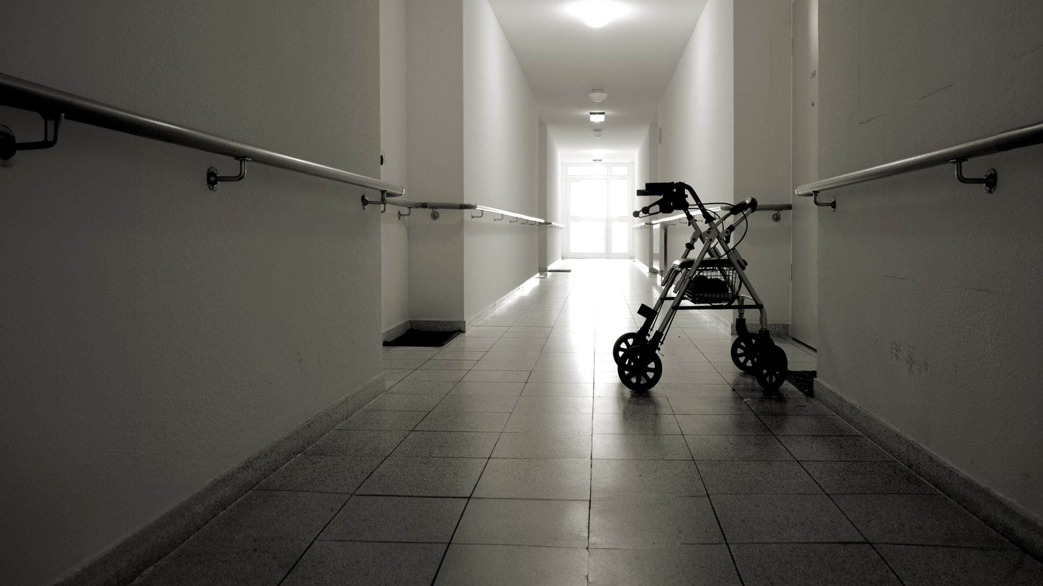 Rollator in einem Krankenhausgang | Bild: Bayerischer Rundfunk 2026 Rollator in einem Krankenhausgang