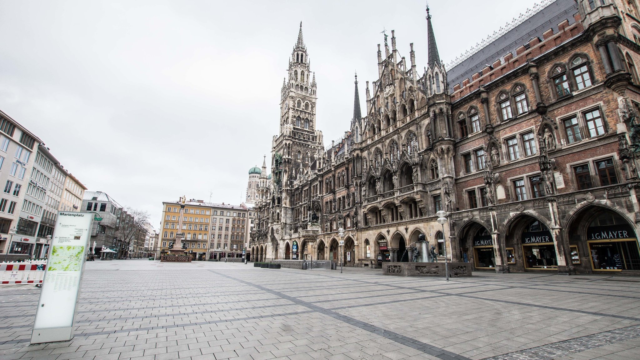 Menschenleerer Marienplatz in München