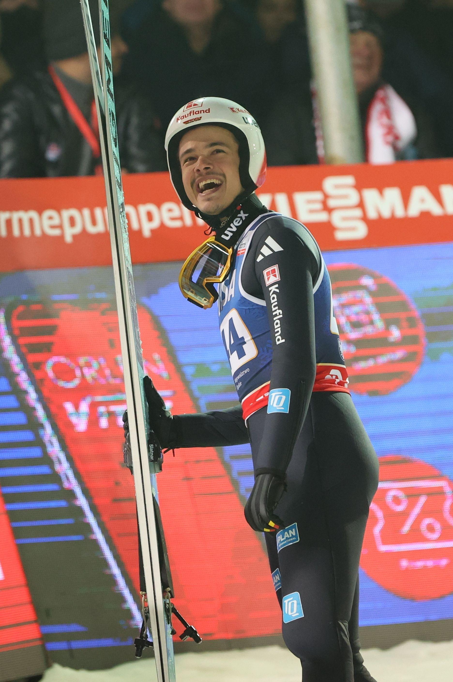 06.12.2025, Polen, Wisla: Philipp Raimund aus Deutschland reagiert während des Einzelwettbewerbs des FIS Skisprung Weltcups. Foto: Grzegorz Momot/PAP/dpa +++ dpa-Bildfunk +++