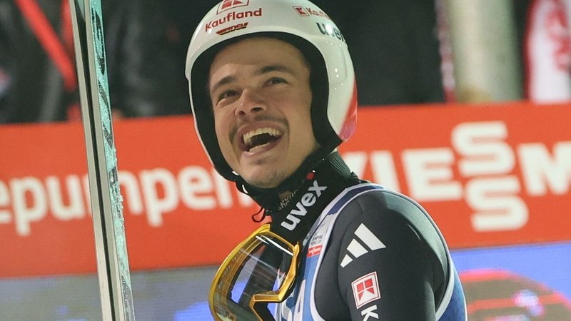 06.12.2025, Polen, Wisla: Philipp Raimund aus Deutschland reagiert während des Einzelwettbewerbs des FIS Skisprung Weltcups. Foto: Grzegorz Momot/PAP/dpa +++ dpa-Bildfunk +++ | Bild: dpa-Bildfunk/Grzegorz Momot 06.12.2025, Polen, Wisla: Philipp Raimund aus Deutschland reagiert während des Einzelwettbewerbs des FIS Skisprung Weltcups. Foto: Grzegorz Momot/PAP/dpa +++ dpa-Bildfunk +++