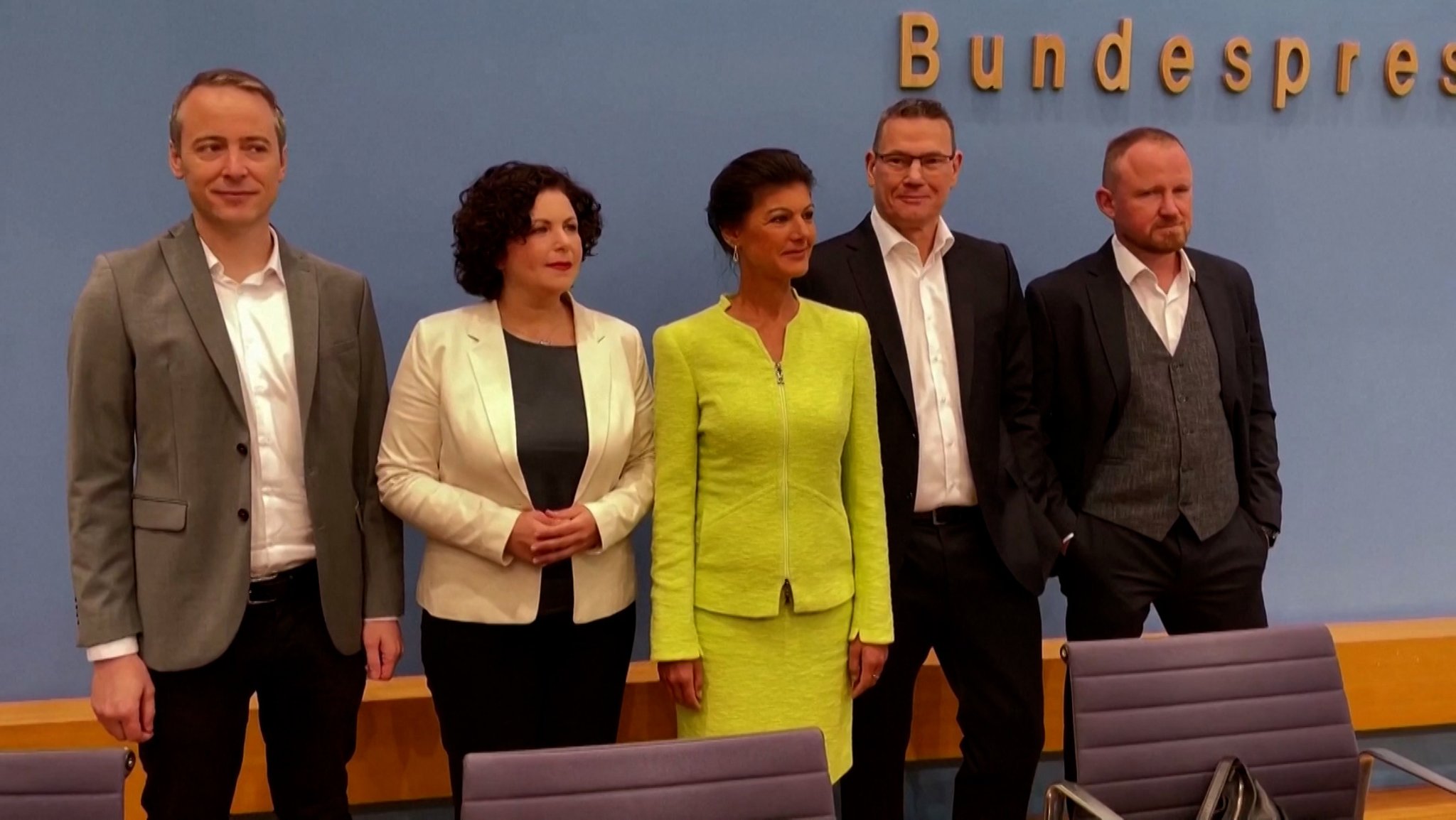 Sahra Wagenknecht erklärt ihren Austritt aus der Partei Die Linke und stellt ihr "Bündnis Sahra Wagenknecht" vor, einen Verein zur Vorbereitung einer Parteigründung. 