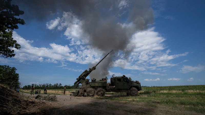 07.07.2023, Ukraine, Bachmut: Eine ukrainische Panzerhaubitze «Bohdana» feuert auf russische Stellungen.