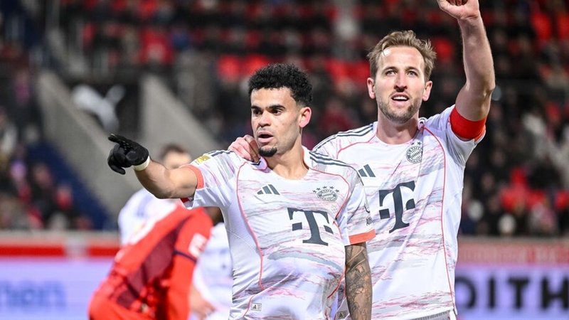 dpatopbilder - 21.12.2025, Baden-Württemberg, Heidenheim: Fußball: Bundesliga, 1. FC Heidenheim - Bayern München, 15. Spieltag, Voith-Arena. Luis Díaz (l, Bayern München) und Harry Kane (Bayern München) jubeln nach dem Tor zum 0:3. Foto: Harry Langer/dpa - WICHTIGER HINWEIS: Gemäß den Vorgaben der DFL Deutsche Fußball Liga bzw. des DFB Deutscher Fußball-Bund ist es untersagt, in dem Stadion und/oder vom Spiel angefertigte Fotoaufnahmen in Form von Sequenzbildern und/oder videoähnlichen Fotostrecken zu verwerten bzw. verwerten zu lassen. +++ dpa-Bildfunk +++ | Bild: dpa-Bildfunk/Harry Langer dpatopbilder - 21.12.2025, Baden-Württemberg, Heidenheim: Fußball: Bundesliga, 1. FC Heidenheim - Bayern München, 15. Spieltag, Voith-Arena. Luis Díaz (l, Bayern München) und Harry Kane (Bayern München) jubeln nach dem Tor zum 0:3. Foto: Harry Langer/dpa - WICHTIGER HINWEIS: Gemäß den Vorgaben der DFL Deutsche Fußball Liga bzw. des DFB Deutscher Fußball-Bund ist es untersagt, in dem Stadion und/oder vom Spiel angefertigte Fotoaufnahmen in Form von Sequenzbildern und/oder videoähnlichen Fotostrecken zu verwerten bzw. verwerten zu lassen. +++ dpa-Bildfunk +++