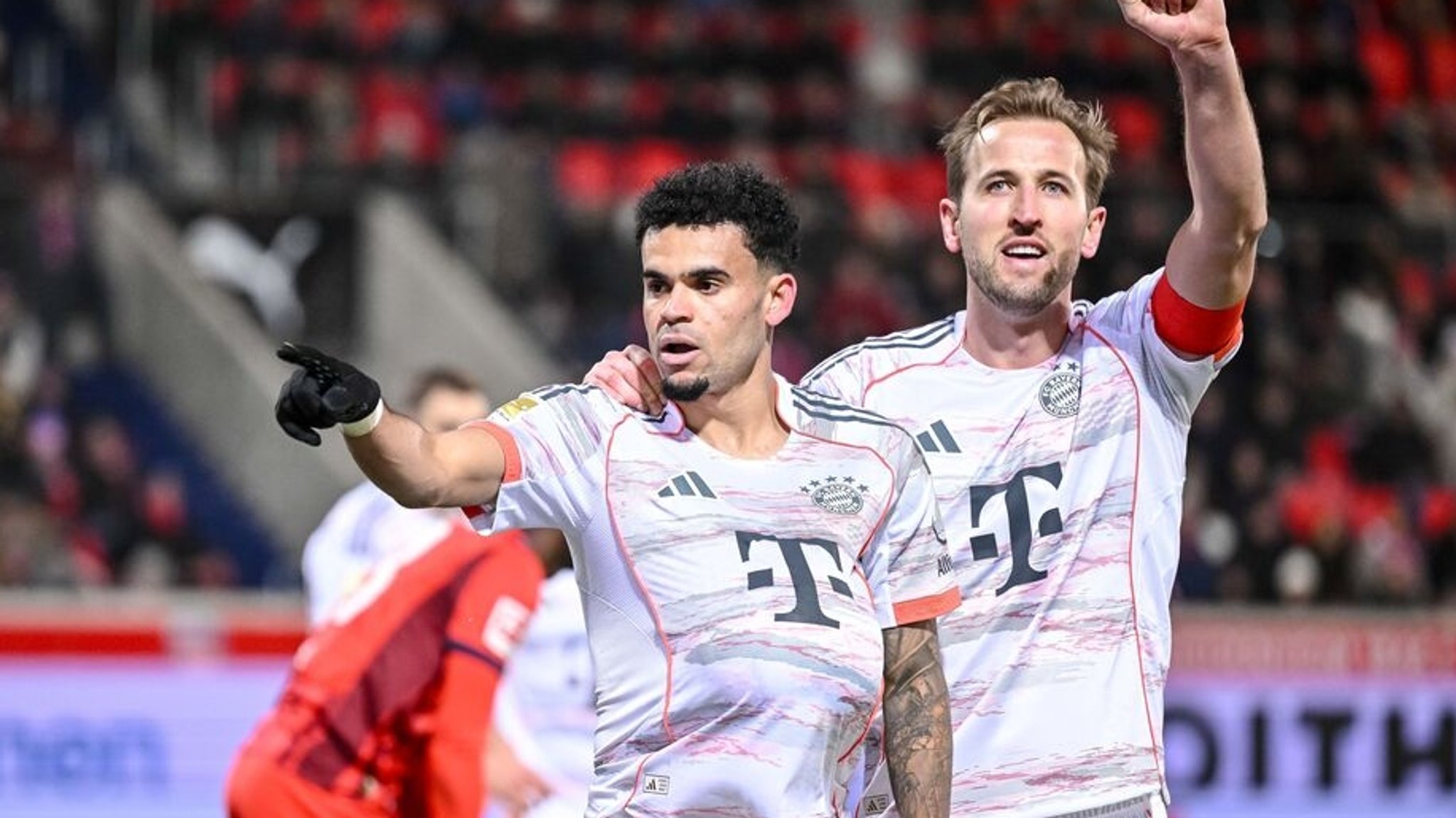 dpatopbilder - 21.12.2025, Baden-Württemberg, Heidenheim: Fußball: Bundesliga, 1. FC Heidenheim - Bayern München, 15. Spieltag, Voith-Arena. Luis Díaz (l, Bayern München) und Harry Kane (Bayern München) jubeln nach dem Tor zum 0:3. Foto: Harry Langer/dpa - WICHTIGER HINWEIS: Gemäß den Vorgaben der DFL Deutsche Fußball Liga bzw. des DFB Deutscher Fußball-Bund ist es untersagt, in dem Stadion und/oder vom Spiel angefertigte Fotoaufnahmen in Form von Sequenzbildern und/oder videoähnlichen Fotostrecken zu verwerten bzw. verwerten zu lassen. +++ dpa-Bildfunk +++