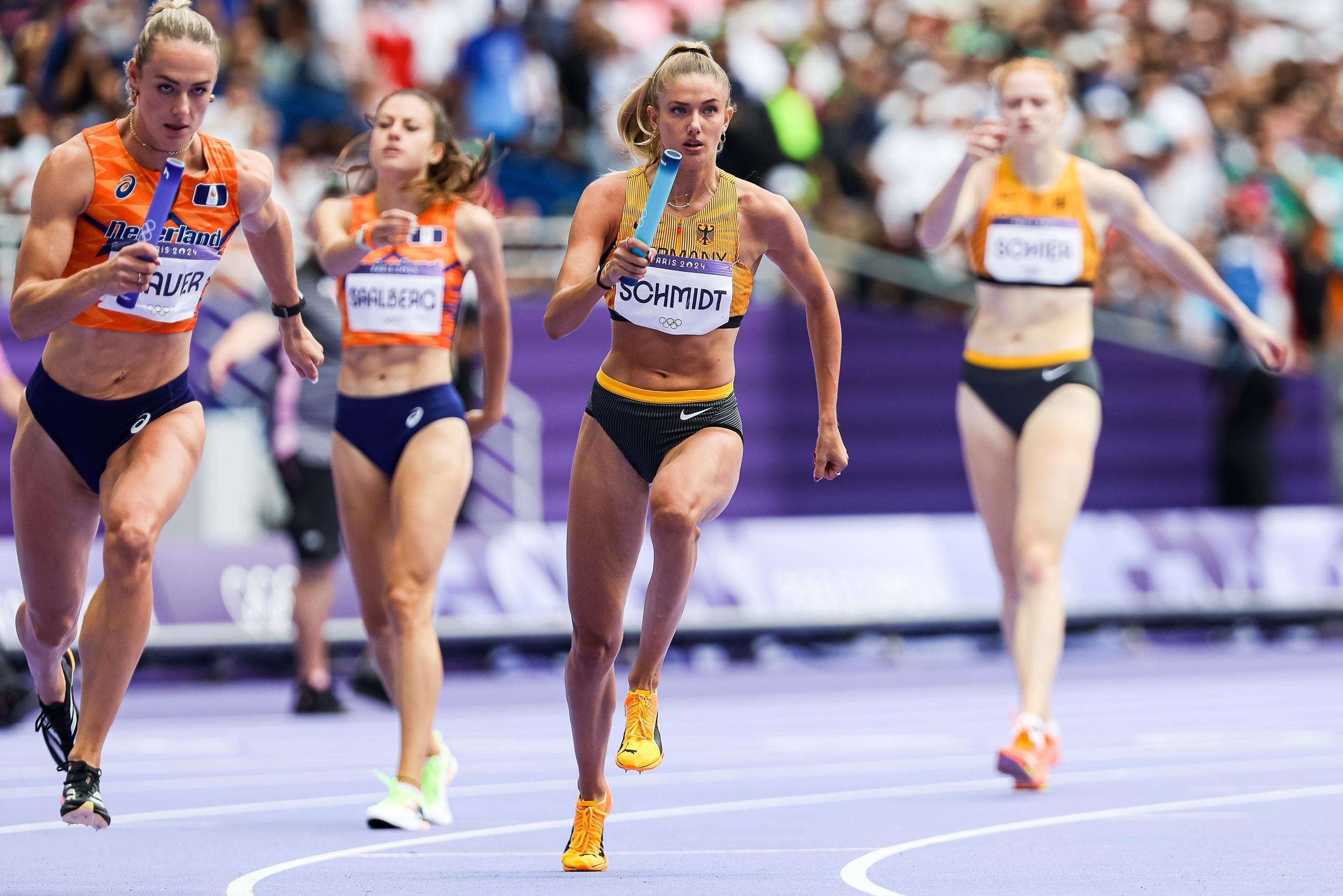  Damen 4x400m Staffel Runde1 2. Sprinterin Schmidt Alicia (GER)