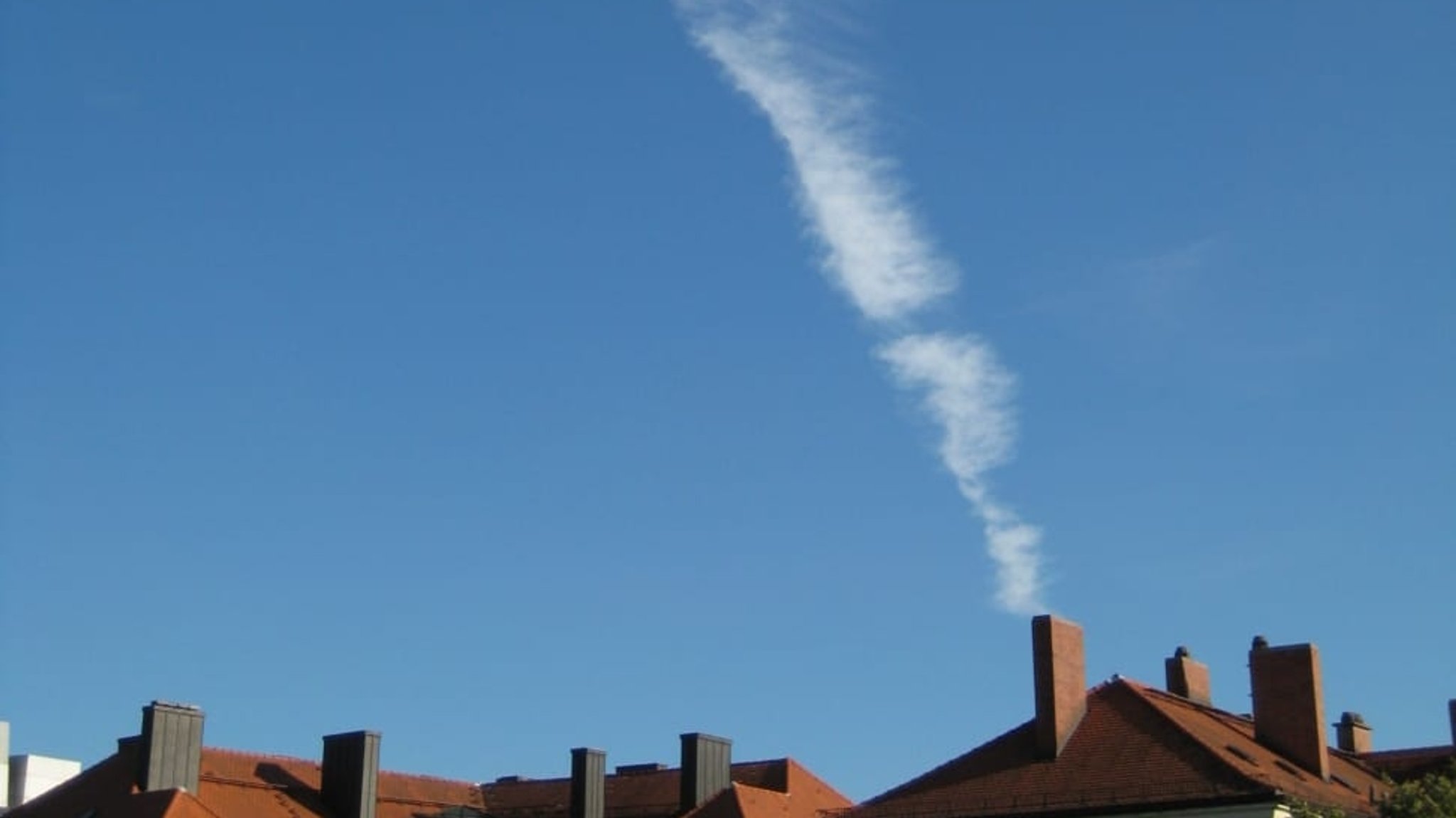Cumulus homomutatus über den Dächern von München