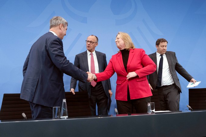 Markus Söder, Friedrich Merz, Bärbel Bas und Lars Klingbeil bei einem Pressestatment zu den Beschlüssen nach den Gesprächen der Koalition zur Entlastung der Bürger und Unternehmer im Kanzleramt. Berlin, 13.04.2026 | Bild: picture alliance / Geisler-Fotopress | Bernd Elmenthaler/Geisler-Fotopr Markus Söder, Friedrich Merz, Bärbel Bas und Lars Klingbeil bei einem Pressestatment zu den Beschlüssen nach den Gesprächen der Koalition zur Entlastung der Bürger und Unternehmer im Kanzleramt. Berlin, 13.04.2026