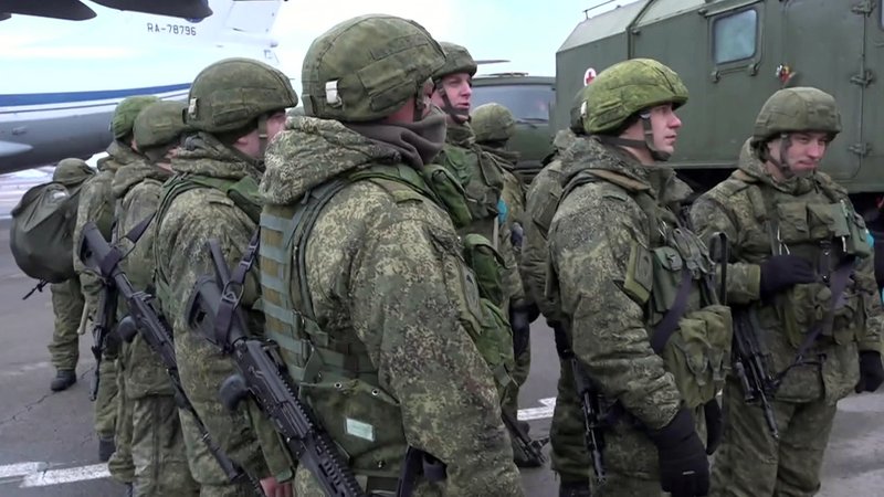In einem vom russischen Verteidigungsministerium veröffentlichten Video erreichen russische Soldaten den Flughafen von Almaty (Kasachstan).