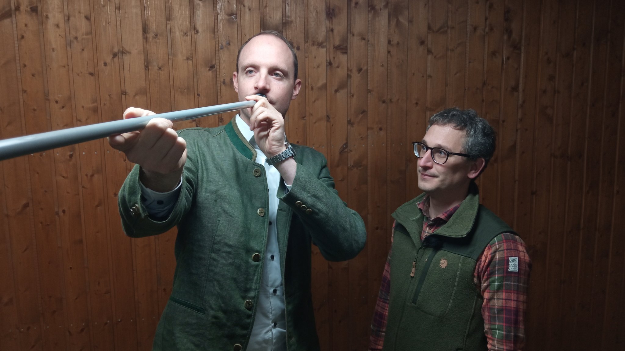 Sebastian Becker - Jäger aus Hammelburg übt das Blasrohrschießen. Kursleiter Matthias Schwarz, Tierarzt aus dem Landkreis Miesbach, leitet ihn an. | Bild: BR / Ralph Wege Sebastian Becker - Jäger aus Hammelburg übt das Blasrohrschießen. Kursleiter Matthias Schwarz, Tierarzt aus dem Landkreis Miesbach, leitet ihn an.