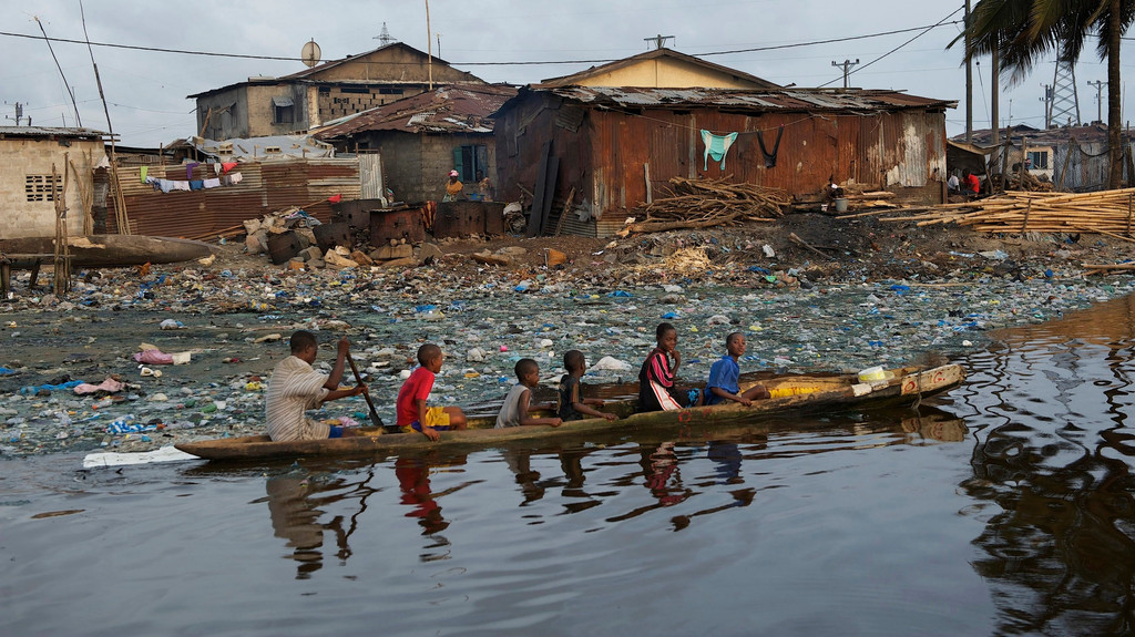 Kinder auf einem Boot in einem Slum in Liberia