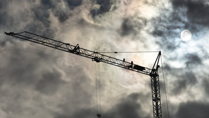 Ein Baukran vor verdunkeltem Himmel | Bild: colourbox.de/Frank Heinz Ein Baukran vor verdunkeltem Himmel
