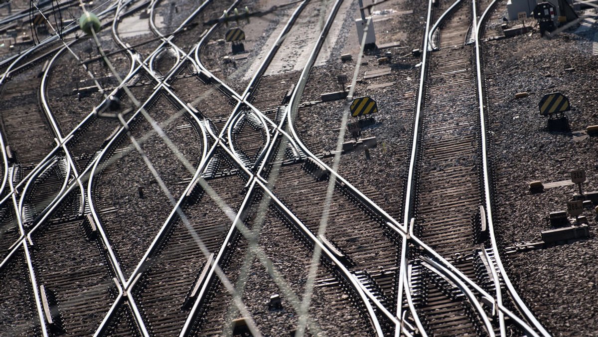Schock für Passagiere: Zug springt kurzzeitig aus den Gleisen