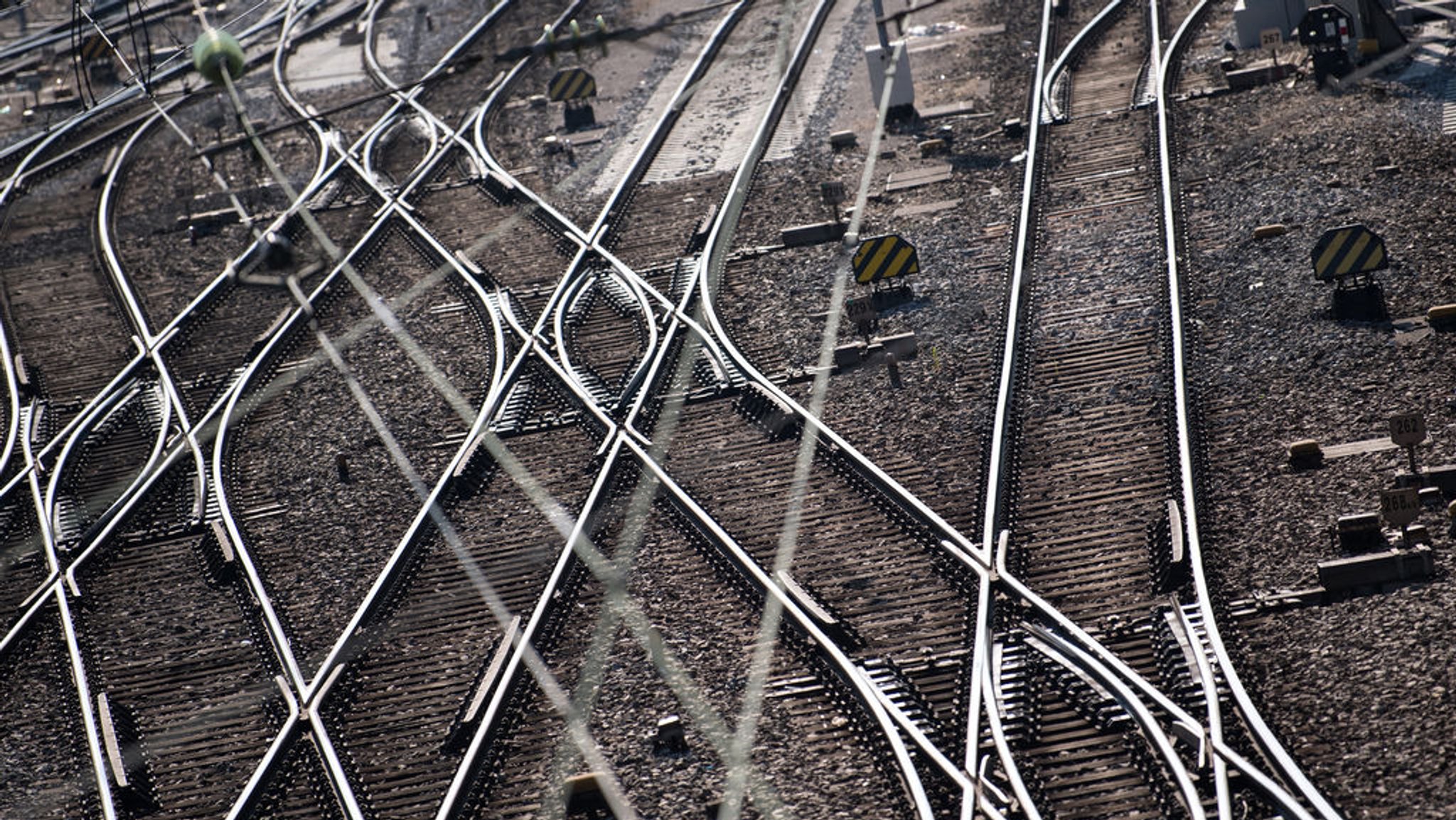 Schock für Passagiere: Zug springt kurzzeitig aus den Gleisen